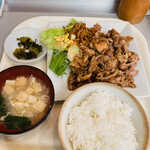 九麗瑠 - 豚肉の生姜焼き定食(750円)全景。