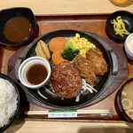 市食堂 - 料理写真:カキフライ&ハンバーグ定食　和セット
左上はソース、右にタルタル、鉄板の上に和ソース