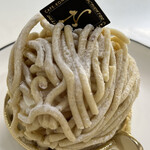 ナッシュカッツェ - この和栗ペースト最高。めちゃ美味しい栗の味。中はぽってりとしたミルキーでクリーミーな生クリーム。土台はこんがり焼かれたメレンゲ。メレンゲがすごく美味しいし、モンブランペーストものすごく美味しいし、