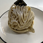 ナッシュカッツェ - 間の無糖生クリームのこってりさが和栗ペーストとメレンゲを上手に包んでる。うまい。やっぱり1位だな。いただきました、６８０円の和栗モンブラン。最高。