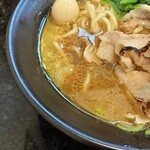 Ra-Men Sakaba Kumaga - サラッとしてて醤油が甘めのスープ。