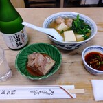 大衆割烹 三州屋 - 山田錦（300ml）［1,430円］、お通し［200円］、とり豆腐［480円］