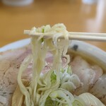青竹手打ラーメン 日向屋 - チャーシュー麺 麺リフトアップ