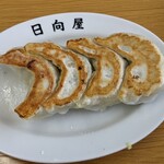 青竹手打ラーメン 日向屋 - 餃子5個 1個食べちゃった