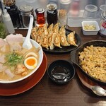 ラーメン横綱 - 彩ラーメン並と黒豚餃子12個と鉄板チャーハン大