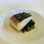 アコルドゥ - お魚のメイン　　鰆　　とっても身の厚い鰆　　　　　　　下にはワカメ　　　