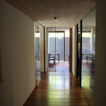 アコルドゥ - キッチンを右手に見ながら　　客席は向かって左側