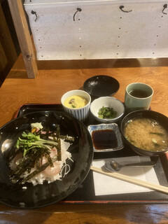 海鮮問屋仲見世 - 3色丼(ブリ、さわら、ヒラメ) 750円