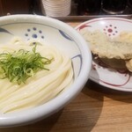 うどん嵐 - 醤油うどん　冷たい　鶏天と魚天(この日はアジ)　750円