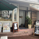 八百屋コウタのフルーツパーラー - 見きれてますがかわいらしいピンクのワゴンが目印です