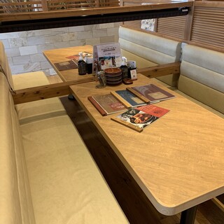 6名様掛けのお席②※仕切りになっているカーテンを開けると大人数でのお食事が可能