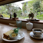 喫茶 ガーシュウィン - カウンターから素敵なお庭が見えますよ！