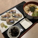 鳥次郎 - 名物　さばの押寿司ととりめん750円
