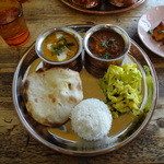 シバカリーワラ - ナマステランチHOLIDAY　SPECIAL(1100円)のかぼちゃときのこのココナッツソース(左)、キーマディルパサンド(右)、チーズクルチャ＆ミニライス(＋100円)アルーメティとアチャール付き