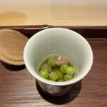 くろぎ - うすい豆ってえんどう豆の京野菜ver.って知らなかった！桜を浮かべて春を感じまする