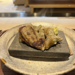 くろぎ - 蕗の薹のナントカ豆腐！熱々の板の上で崩しておこげもガリガリして頂きます♡