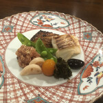 とくしま青柳 - おめでたいもの尽くしのひと皿　源平(紅白)鯛、黒豆、蕗の葉の佃煮、金柑蜜煮、蓮根、赤飯、スナップえんどう