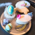 鉄板 磁.N's - ピスタチオムース
      マカロン2種
      卵チョコ
      桜餅アイスと、、何から食べよう？てぐらい盛り沢山( ´∀｀)