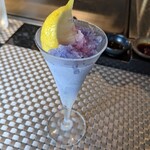 鉄板 磁.N's - お口直しのグラニテ
      。バタフライピーというハーブを使っており
      綺麗な紫色！！なめらかな美味しさでレモン絞ってパンチを！。