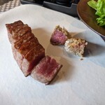 鉄板 磁.N's - お肉、結構量あります〜(≧∀≦)色んな薬味やソースで味変しながらどれが美味しいかな〜？って味わいながら(*^^*)