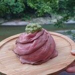 奥多摩リバーサイドカフェ awa - 奥多摩の野山を駆け回る鹿肉（ベニソン）を低温調理しローストベニソンにしました。臭みやくせはなく、ジューシー。奥多摩の特産品のわさびがよく合います。