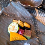 鉄板 磁.N's - 茄子
      生麩
      ズッキーニ
      南京など彩りよく。焼きびたし風に横に少し甘めの汁が添えられます！！