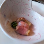 鉄板 磁.N's - 先付。ドライアイスでモクモクする演出の中のお皿で登場＼(^o^)／鴨ロースト
      ・
      
      海老昆布締め・まぐろなど