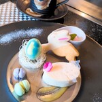 鉄板 磁.N's - デザートプレート&ドリンク（珈琲チョイス）。今月は「イースター」がテーマ。うさぎやたまごでイースターを演出、素敵(≧∀≦)！！