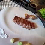 鉄板 磁.N's - メイン！塩、わさび、西洋わさび、ガーリックチップ。ステーキソースも3種類用意されお好みで！