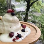 奥多摩リバーサイドカフェ awa - NZの家庭で親しまれている焼きメレンゲのケーキ。さくさく軽い食感と中はマシュマロが溶けたようなふわとろ。自家製クリームとミックスベリーがよく合います。