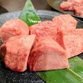 自慢の逸品「厚切りタン角切り」は口の中ですぐになくなる味わい