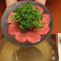 北新地しゃぶしゃぶすき焼き きらく - 極上和牛タン･豆苗のしゃぶしゃぶ