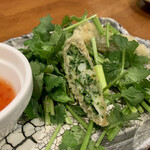 真面目焼鳥 助平 - パクチーの量凄すぎて春巻きが埋まるw