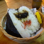 山賊砦 - 山賊むすび　梅、塩昆布、鮭が入ってました