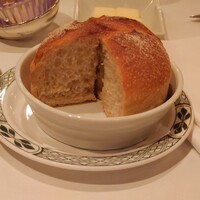 ロウリーズ・ザ・プライムリブ 恵比寿ガーデンプレイス店 - 焼き立てパン