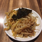 彩華 - セルフ小鉢。ザーサイ、ワカメ、もやしの辛味和え。