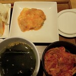 Yakiniku Raiku - スープ、白菜キムチ、牛ホルモン