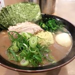 武道家 賢斗 - 特製ラーメン大　1100円　体感は並の倍以上ある。ライスはおかわり自由。