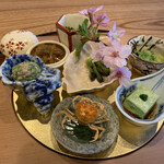 柚木元 - 桜をあしらった彩り豊かな八寸は山菜づくし