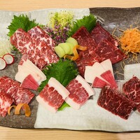 馬春楼 北新地総本店 - 馬刺し盛合せ