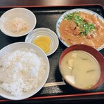 かつ美食堂 - ホルモン（中）、ごはん（中）で1,150円♪