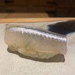 鮨 さいとう - サヨリ。大葉とスダチが引き立てる