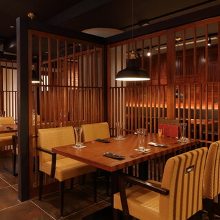 ゆったりとしたテーブル席です。鉄板焼きを眺めることも可能です！