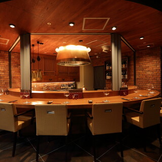 広々とした大人のカウンター席！鉄板焼きを見ながらどうぞ！