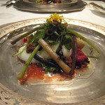 ロドラント ミノルナキジン - 前菜：山形、自生の山菜、孟宗筍、野苺、ウフポッシェのコンポジション　やぎぬまさんが仕込んだ味噌のヴィネグレット