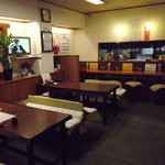 桂馬 - 店内（入口から厨房に向かって、右側は小上がり）