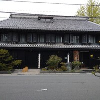 ヒカリヤ ヒガシ - 120年前に建てられた
                  歴史的建築物
                    名門商家「光屋」               