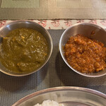アンナプルナ - 左・ほうれん草と豆腐のハラールカレー。右・トマトベースとチキンのラールカレー。