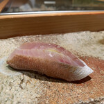 匠 進吾 - 肉厚な春子鯛。酢で〆て。