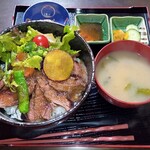 Shima ya - 牛ステーキ丼旬の野菜添え（大盛）